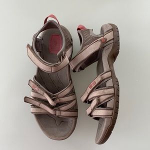 Women’s size 7 Teva sandals
